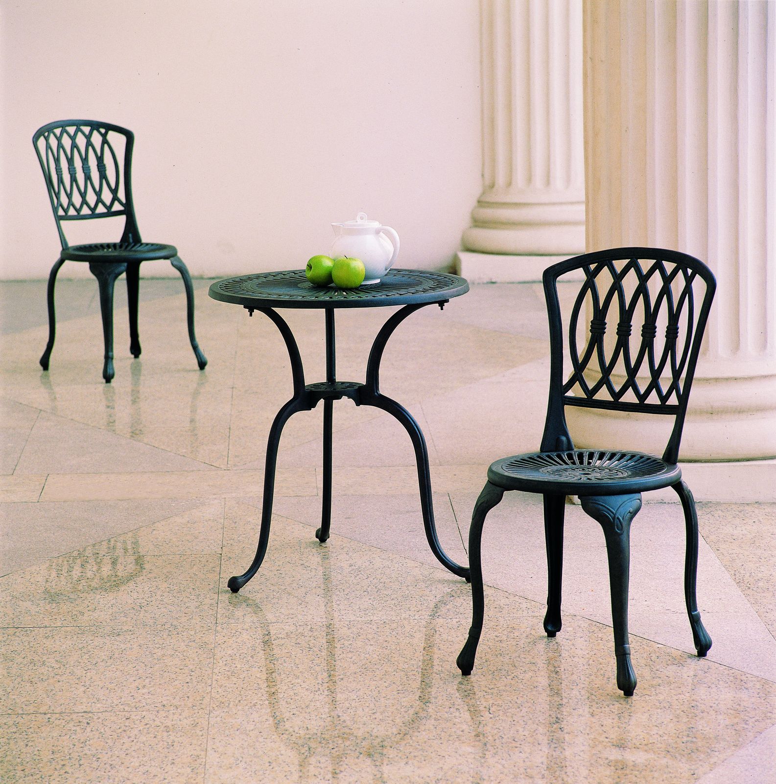 24" Round Hampton Bistro Dining Table